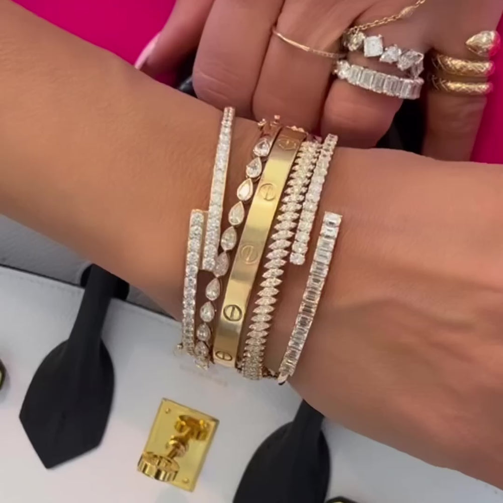 
                
                    Load and play video in Gallery viewer, 14KT Gold Diamond Luxe Emerald and Oval cut Diamonds Bangle Bracelet
                
            